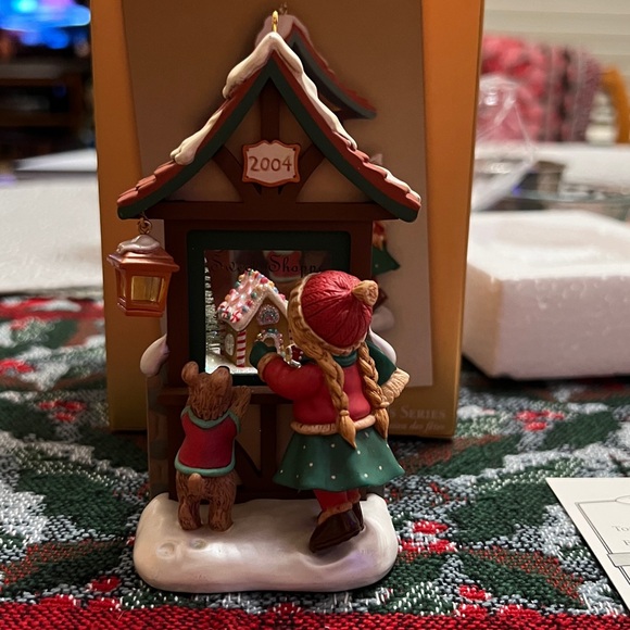 Hallmark Christmas Window 2004. 2nd Collectors Series Club Exclusive - Picture 4 of 10
